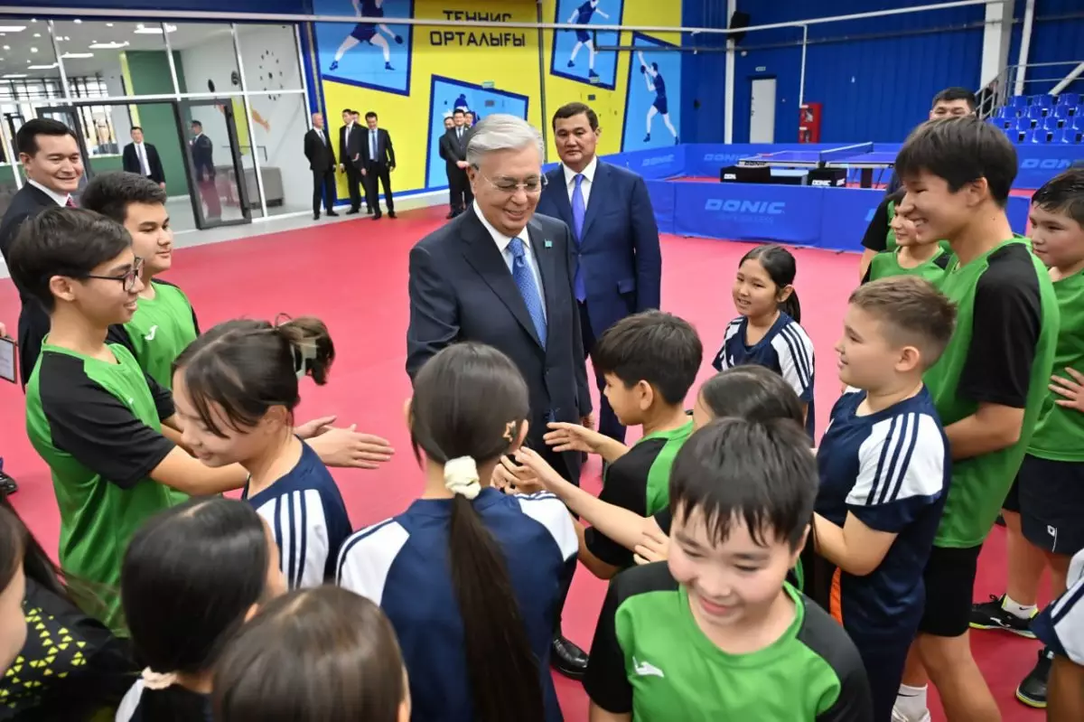 На видео попала реакция детей на рукопожатие президента в Кызылорде (ВИДЕО)