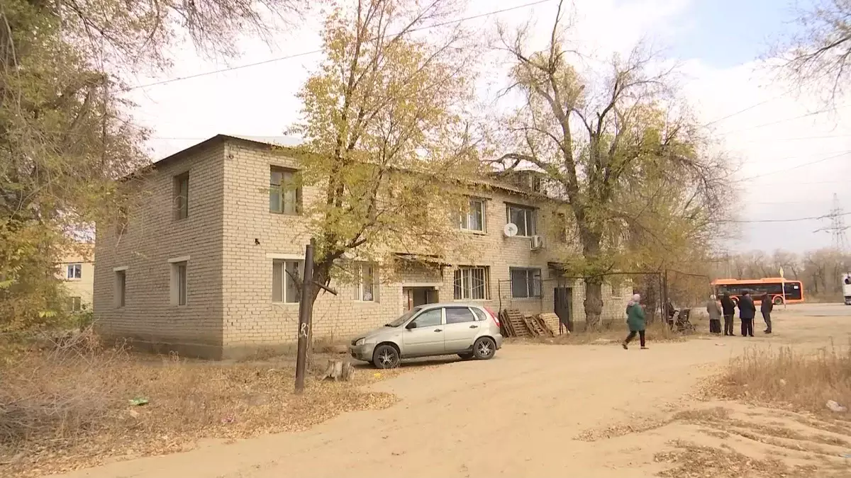 "Түнде ұйықтай алмаймыз": Ақтөбеде апатты үйдің халқы үреймен өмір сүріп жатыр