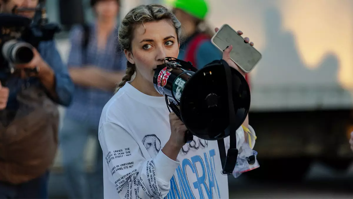 Кандидат от поколения Z обвиняется в препятствовании работе иммиграционной службы после публикации видео, на котором она в толпе блокирует немаркированный внедорожник.