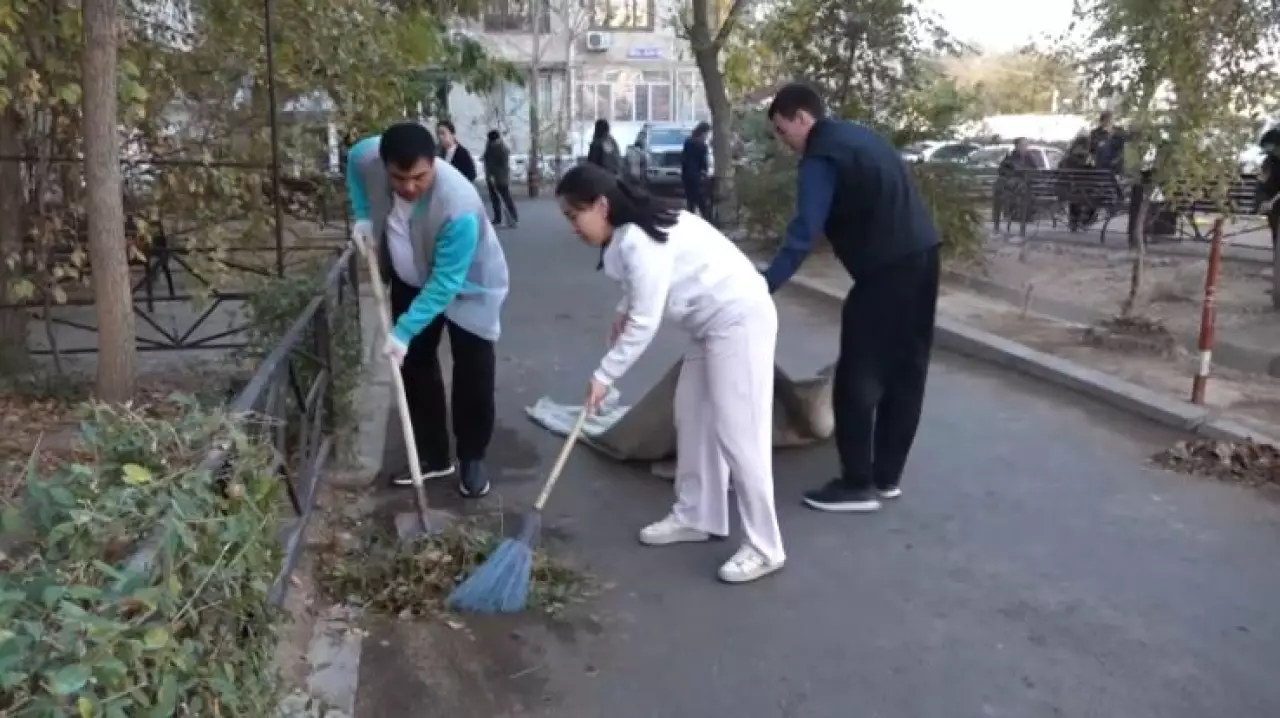 Тысячи шымкентцев вышли на уборку города