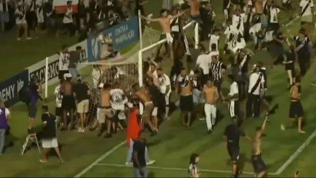 Фанаты обезумели после исторической победы клуба и украли табло