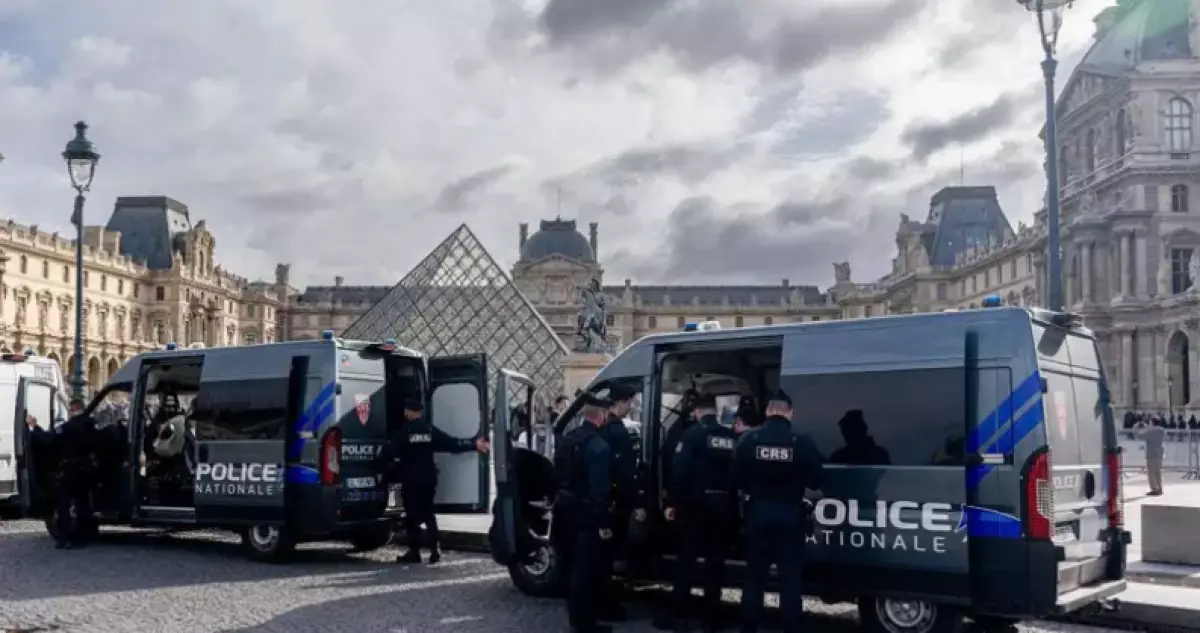 Лувр музейін тонаған тағы 5 күдікті ұсталды