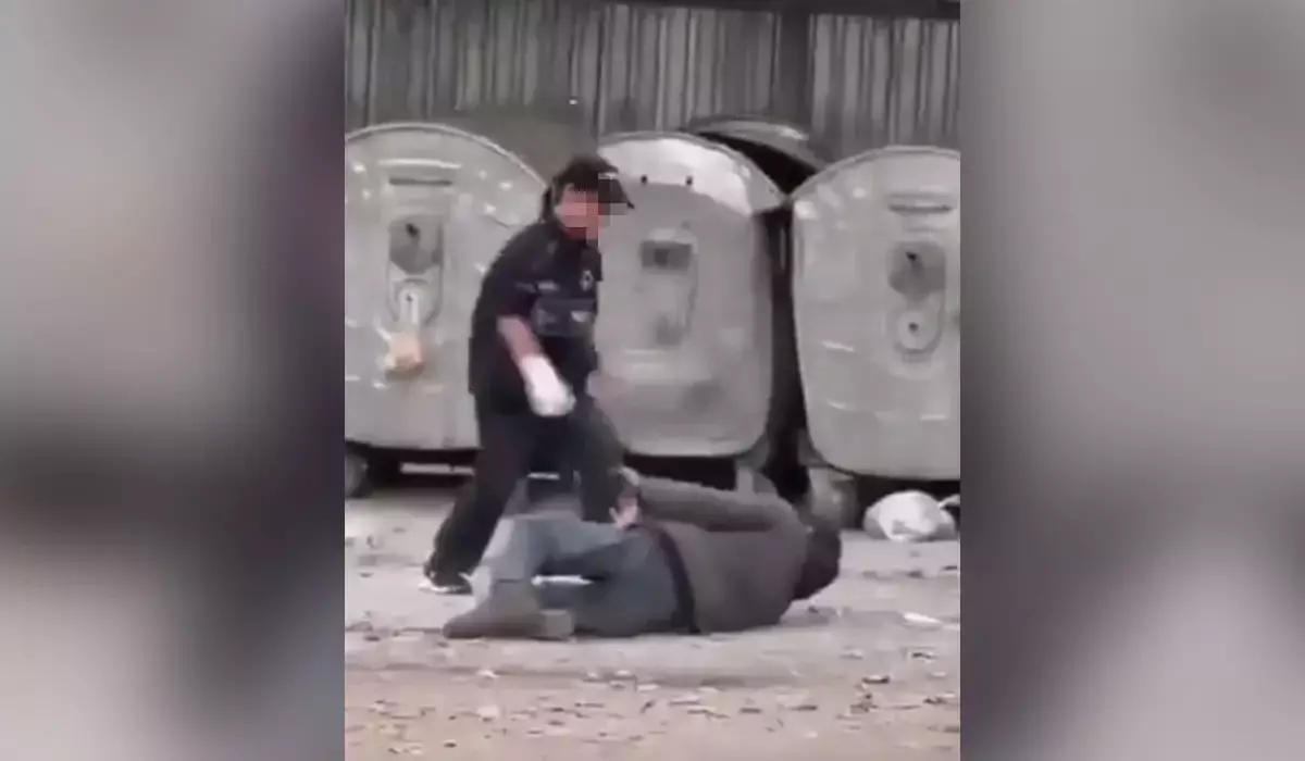 Алматыда жасөспірім жерде жатқан үйсіз-күйсіз адамды тепкілеп тастады