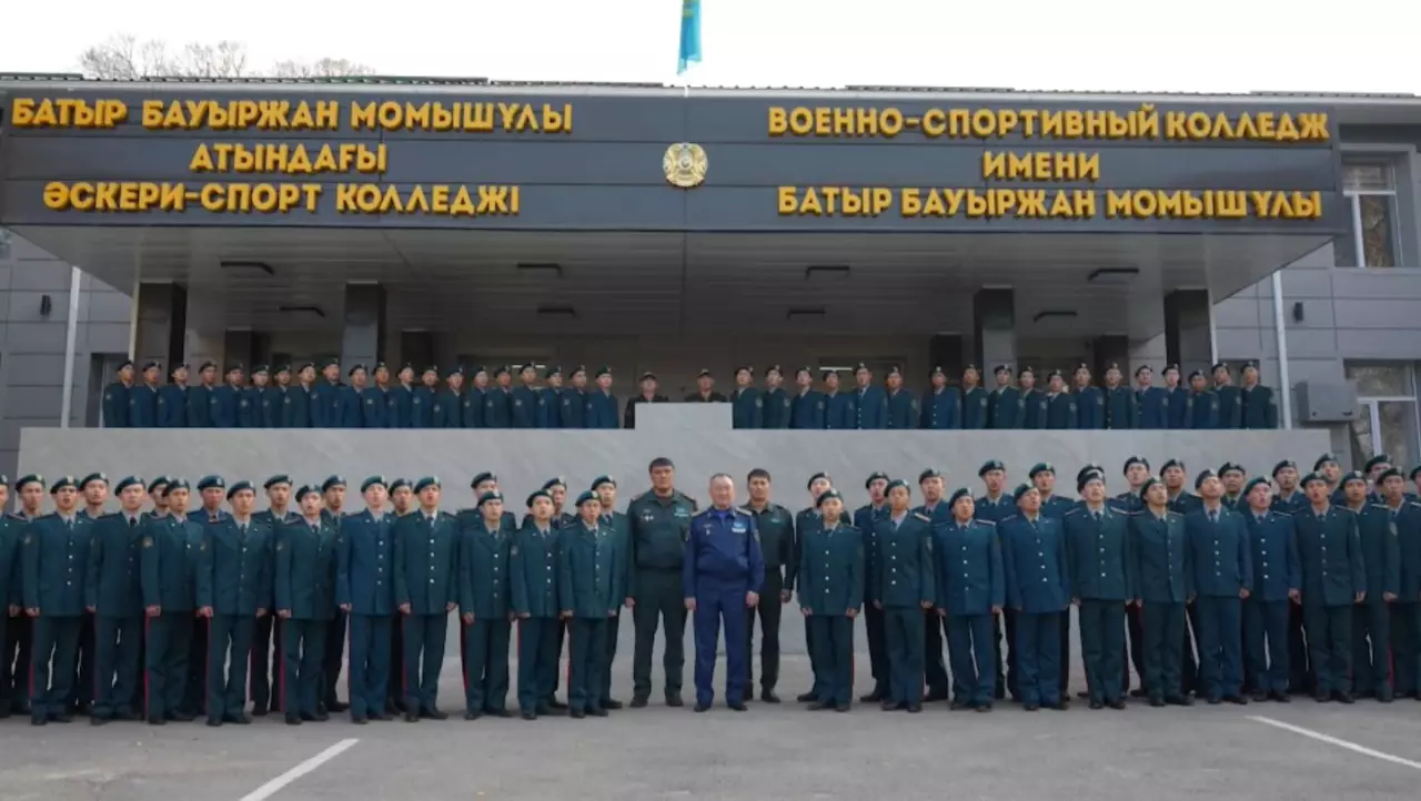 Қорғаныс министрі кадеттермен кездесті