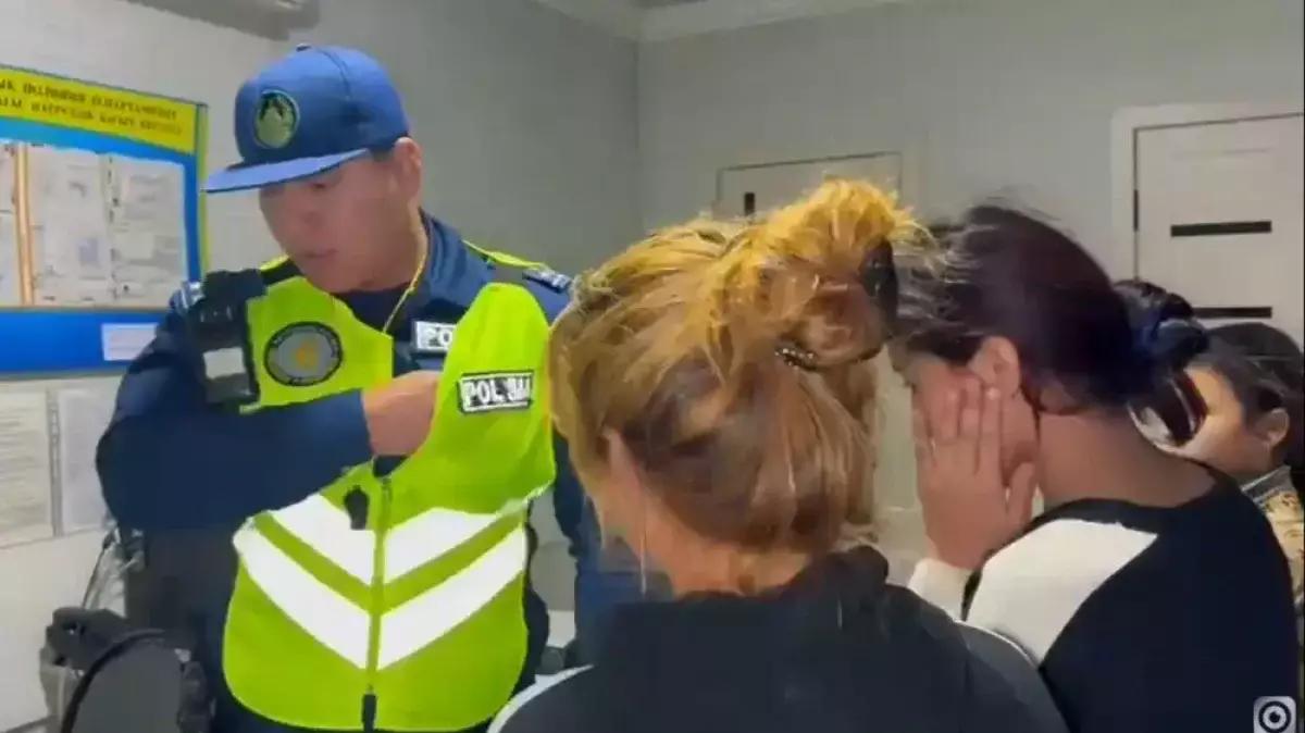 «Сегіз баланың анасымын»: Шымкентте шетелдік қыздар қайырымдылықты сылтауратып, алаяқтық жасаған