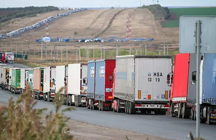 Пробки из грузовиков на границе с Казахстаном никуда не делись.