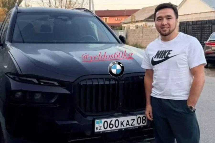 Елдос Сметов көпшілікке су жаңа көлігін көрсетті