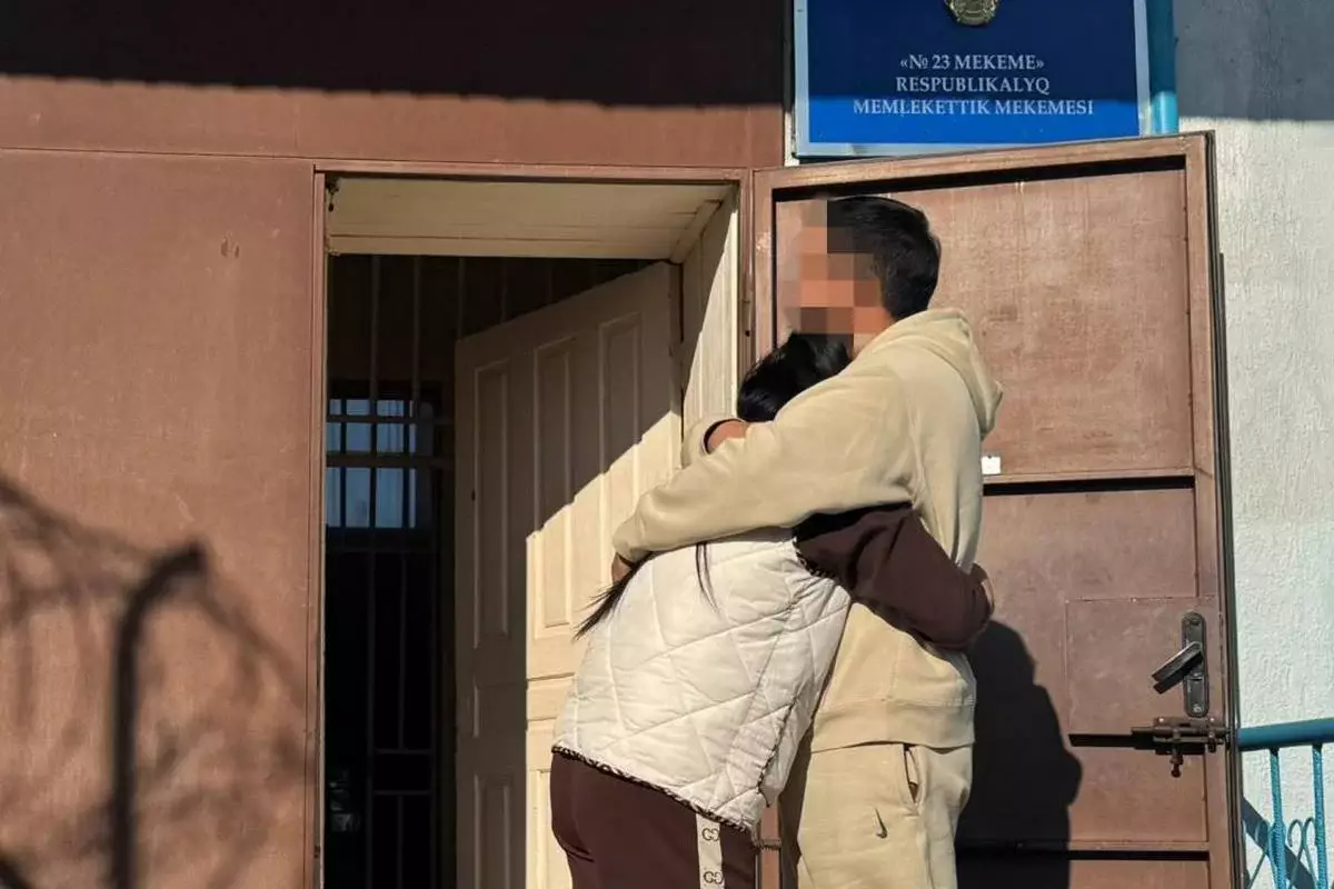 Муж встретил у ворот колонии отсидевшую три года жену в области Абай