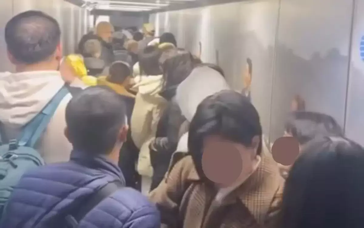 Пассажиры рейса «Астана – Актау» застряли в рукаве