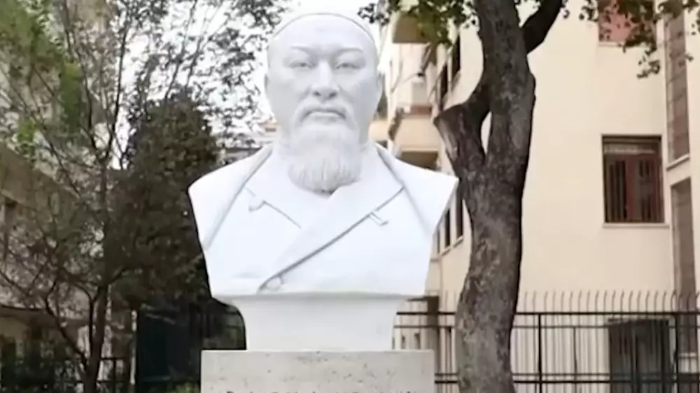 Бюст Абая Кунанбайулы открыли в Риме