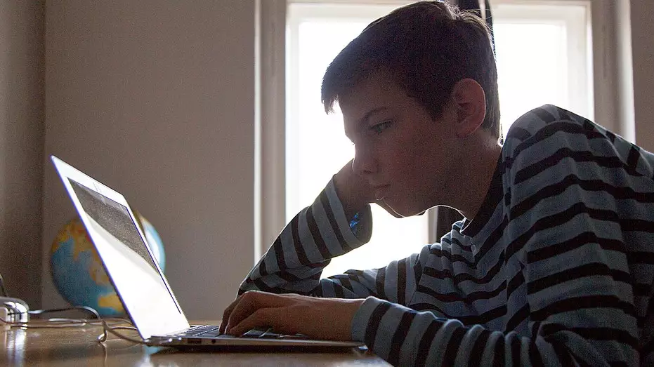 Ведущая компания в области ИИ запретила детям пользоваться чат-ботами после иска, в котором гибель ребенка связали с приложением.