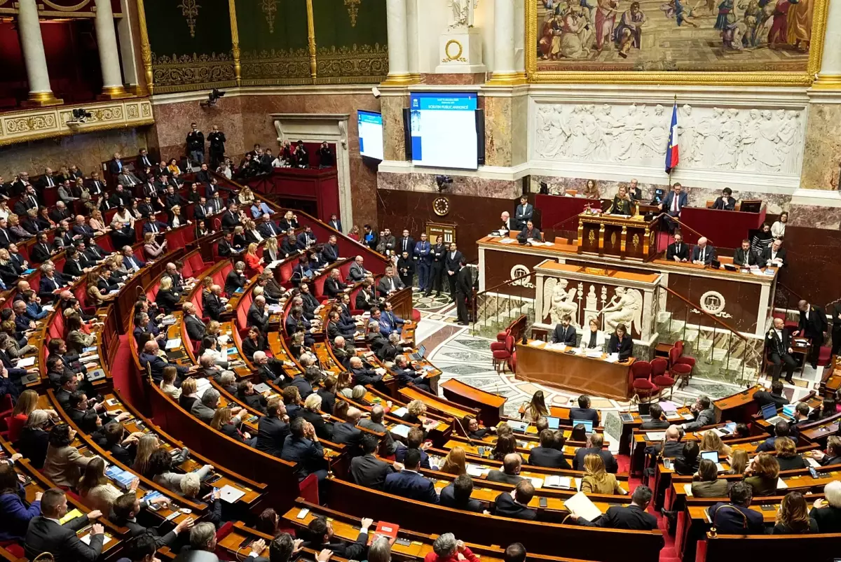 Парламент Франции поддержал отмену привилегий для алжирцев