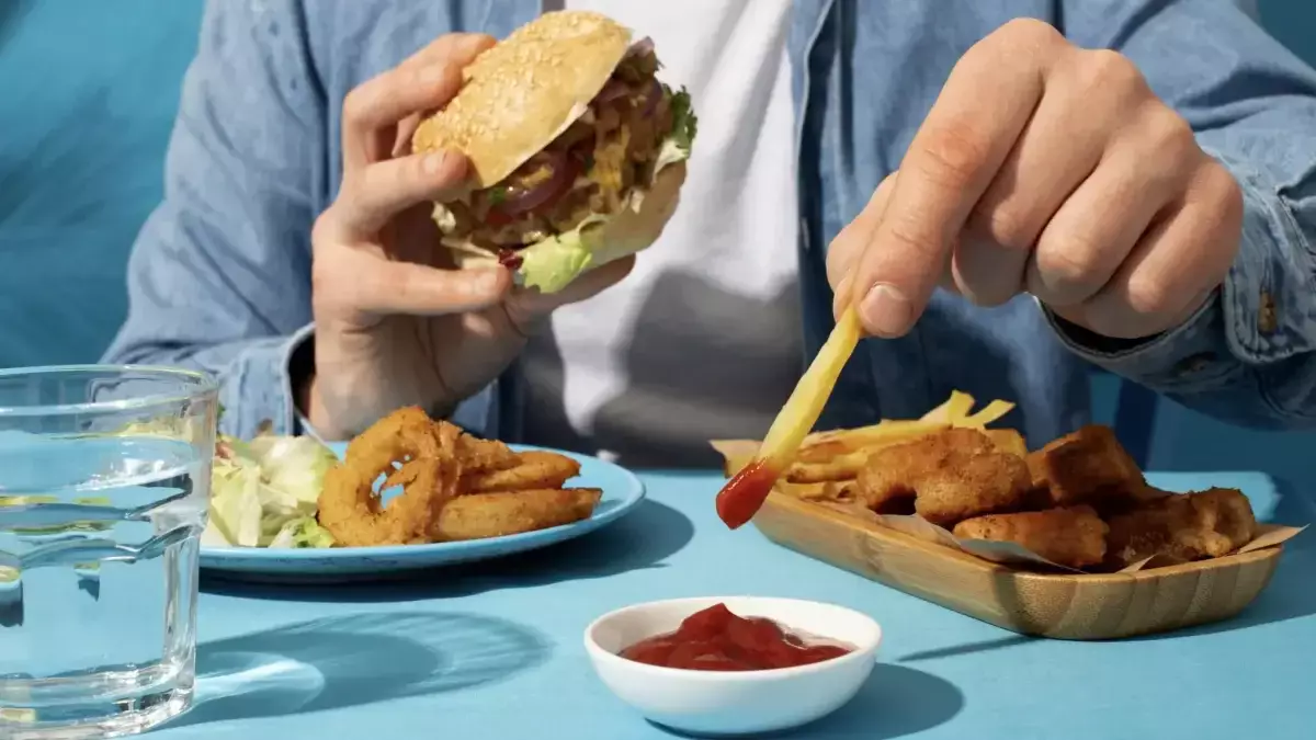 Түркістанда жабылып қалған дәмхананың фастфудын жеген 14 адам уланып қалды