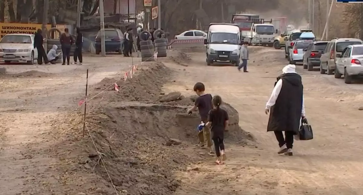 Алматыдағы ықшамауданда мердігер бастаған жұмысын аяқтамай кеткен