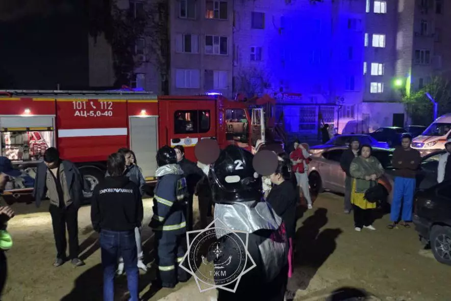 Пожары один за другим: в Актау эвакуировали 70 жителей, среди них 32 ребёнка