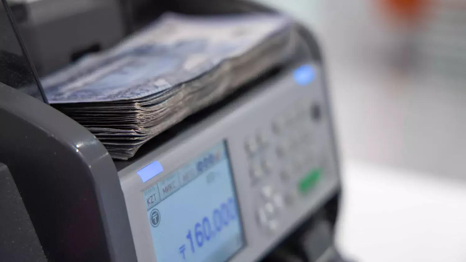 Банктердің бетпердесі: 30 миллиардтық «қайырымдылық» пен жаппай бақылау нені жасырады?