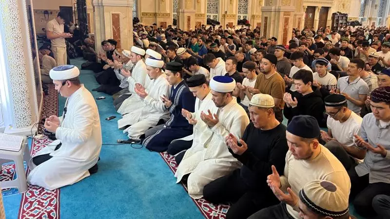 "Әр көшеге бір мешіт керек": Қазақстан қарқынды дамып кете ме?