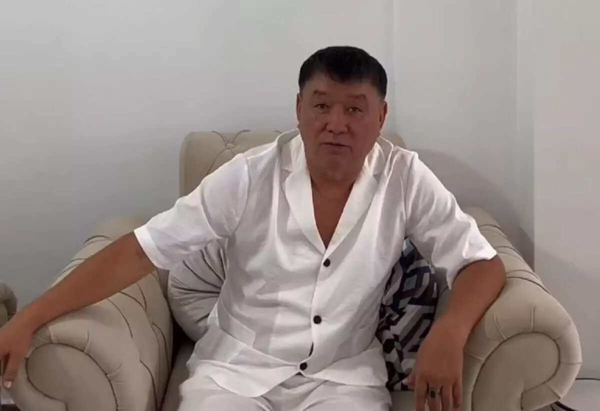 «Ұялмайсыз ба?»: келінінің бөлмесіне кіріп барған Қайрат Нұртастың әкесі оңбай сөз естіді (ВИДЕО)