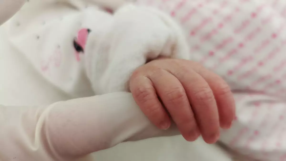 Медбрат пел новорождённой на казахском — спустя годы она поёт эти песни со сцены