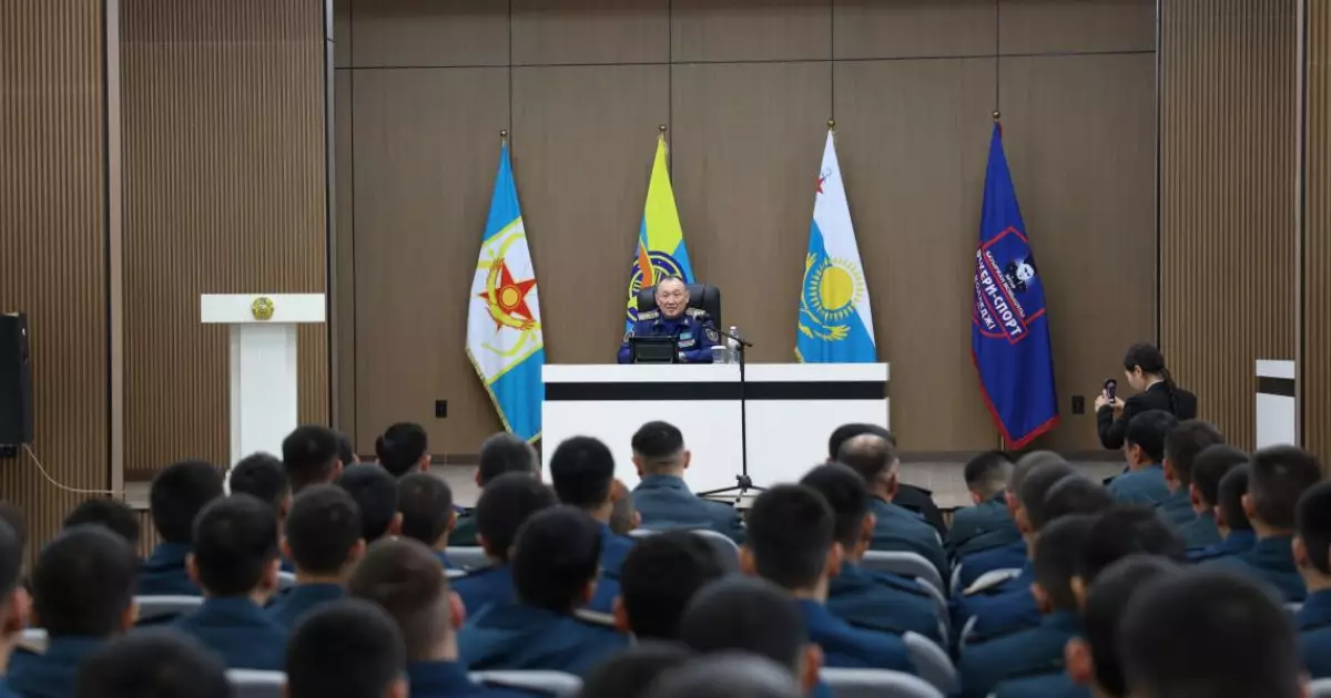   Қорғаныс министрі жаңадан ашылған әскери-спорт колледжінің кадеттерімен кездесті   