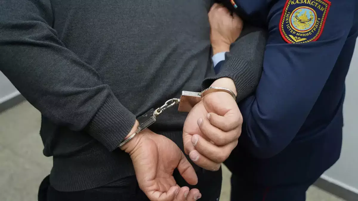 В Казахстане мужчина напал на полицейских с ножом