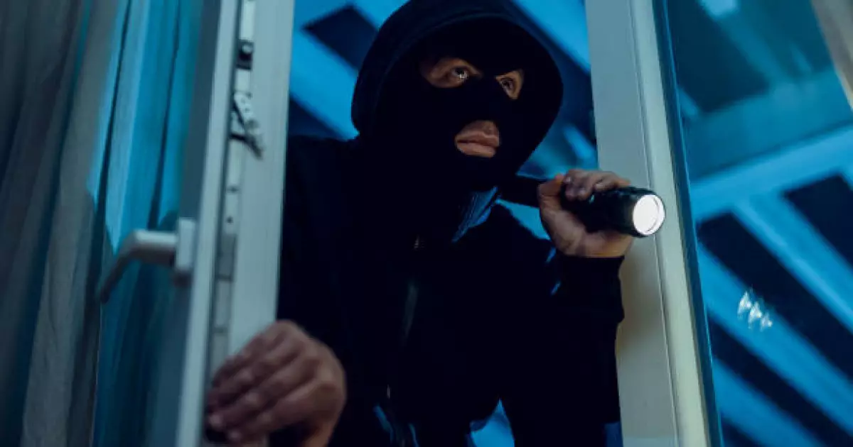   Атырау облысында қарт әйелдің бетіне сірке суын шашып, алтын ұрлаған күдікті ұсталды   