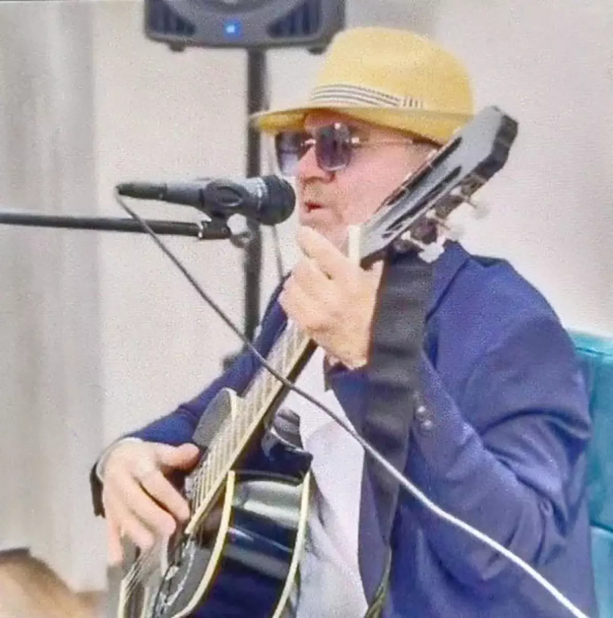 «Песня – в подарок»: в Казахстане таксист превращает поездки в музыкальное шоу