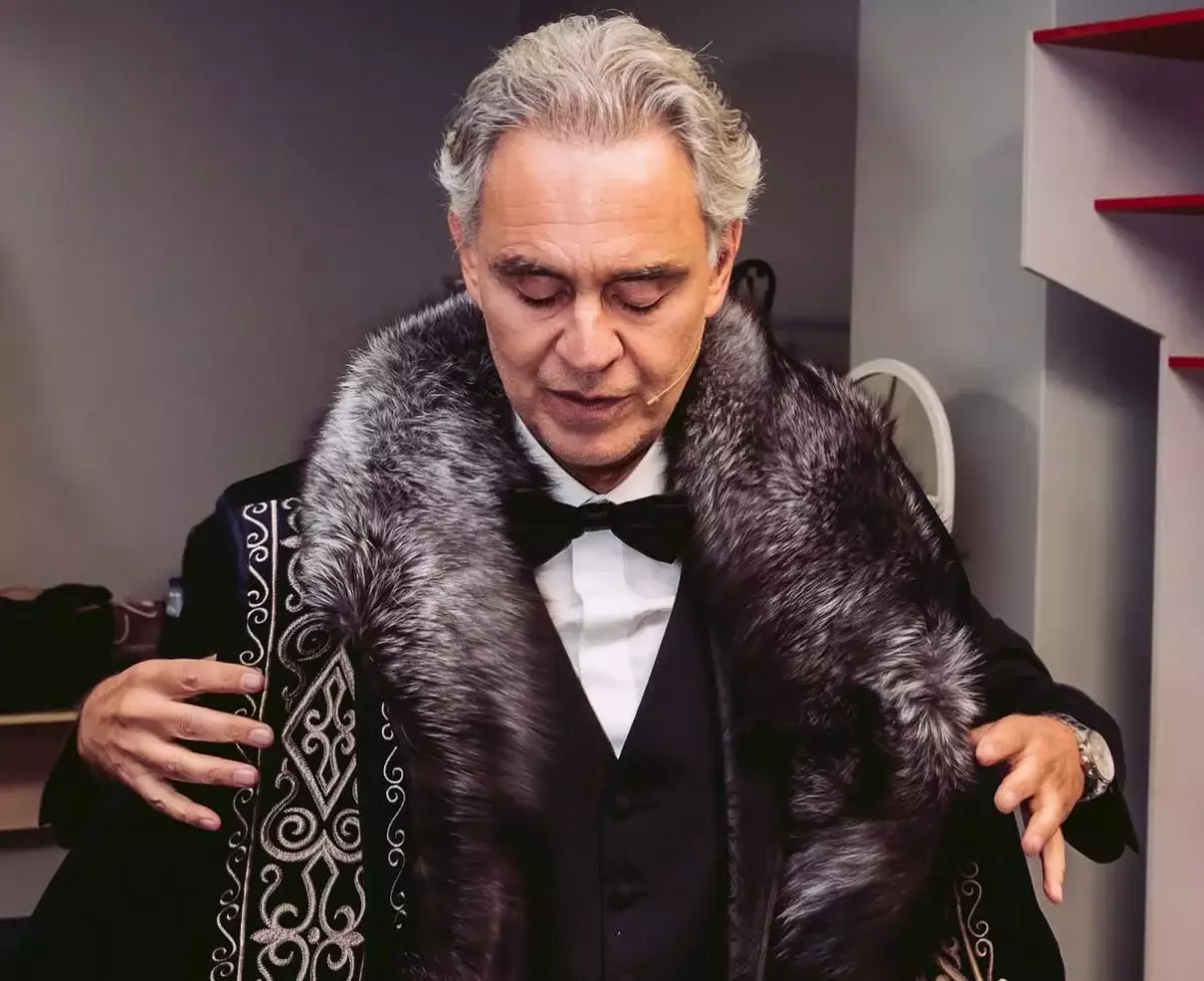 Андреа Бочелли в национальном костюме покорил сердца казахстанцев