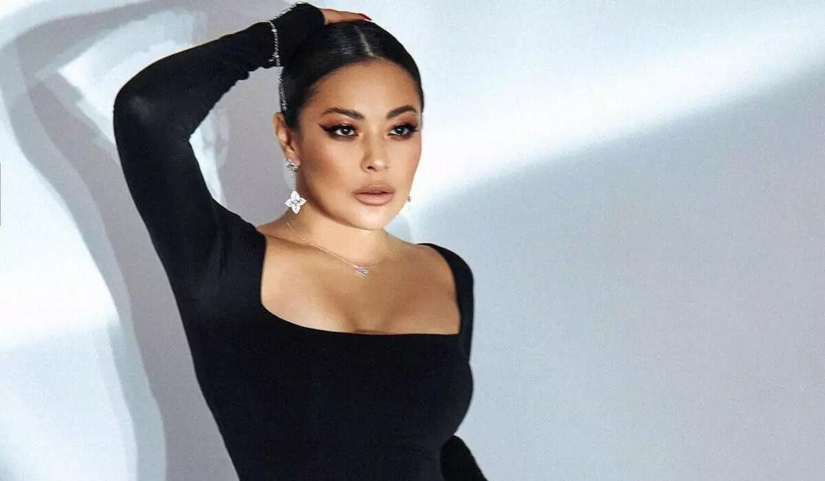 44 жастағы әнші Ділназ Ахмадиеваның жас жігітпен құшақтасып тұрған суреті тарады