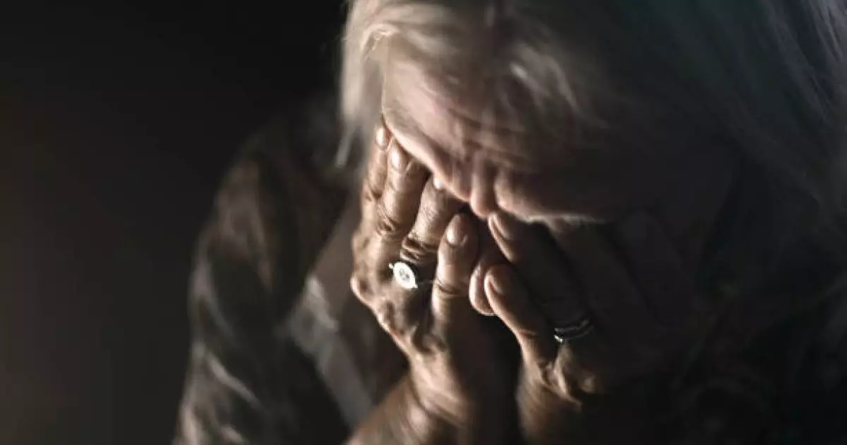  Атыраулық әйел зейнеткердің бетіне сірке суын шашып, алтындарын ұрлап кеткен 