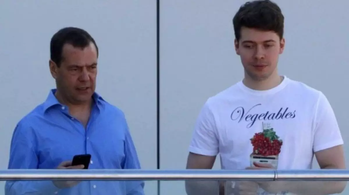 Сын Медведева заявил, что Россия не будет расстреливать за коррупцию, как в Китае