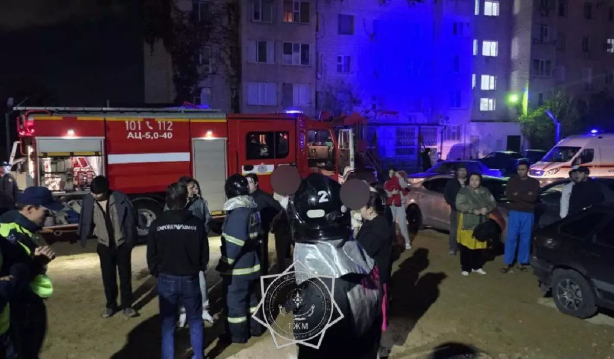 Ранним утром спасатели МЧС эвакуировали 70 человек из многоэтажек в Актау