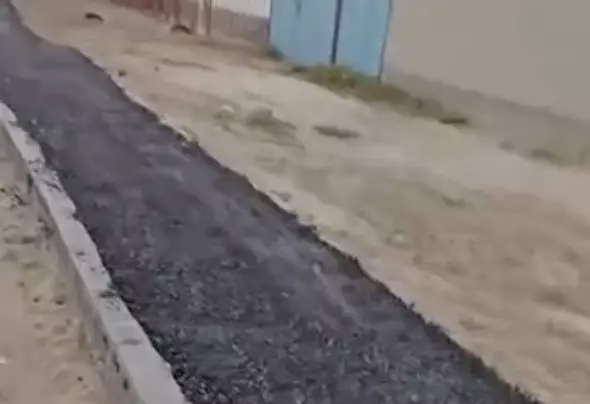 Қазалыда тротуар дауға айналды: тұрғындар «әкімдік көзбояушылықпен айналысты» дейді