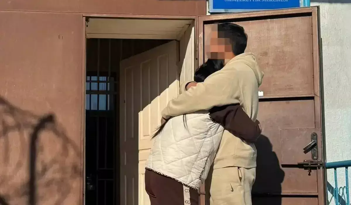 "Әйелін үш жыл күткен": Түрменің алдында кездескен ерлі-зайыптылар жұртты елжіретті