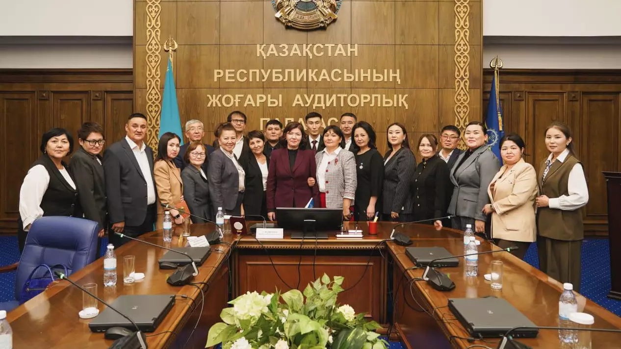 Министр бір топ мұғаліммен кездесті: Қандай мәселе талқыланды?