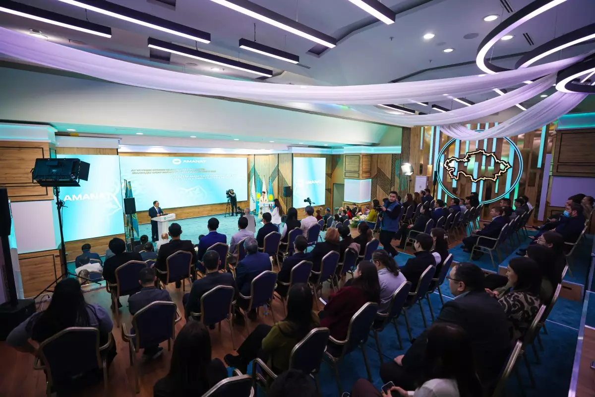 Супругов, прибывших верхом в Астану из Китая, чествовала партия AMANAT