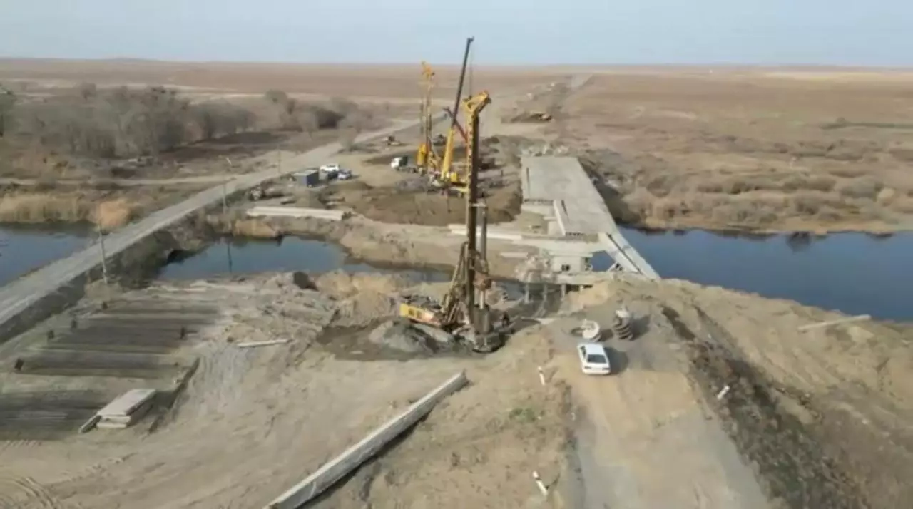 Смытый паводком мост реконструируют в Актюбинской области