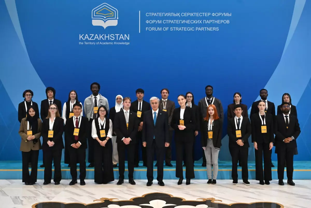 Президент Казахстана встретился с иностранными студентами