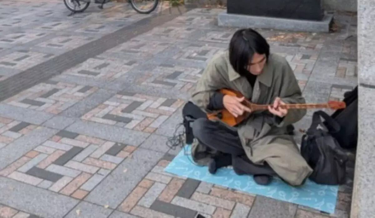 В Токио засняли японца, играющего на домбре
