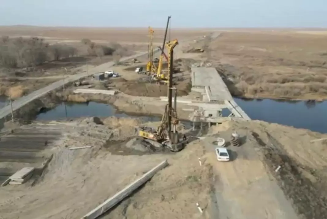 На трассе "Кандыагаш – Иргиз" реконструируют мост, поврежденный паводком