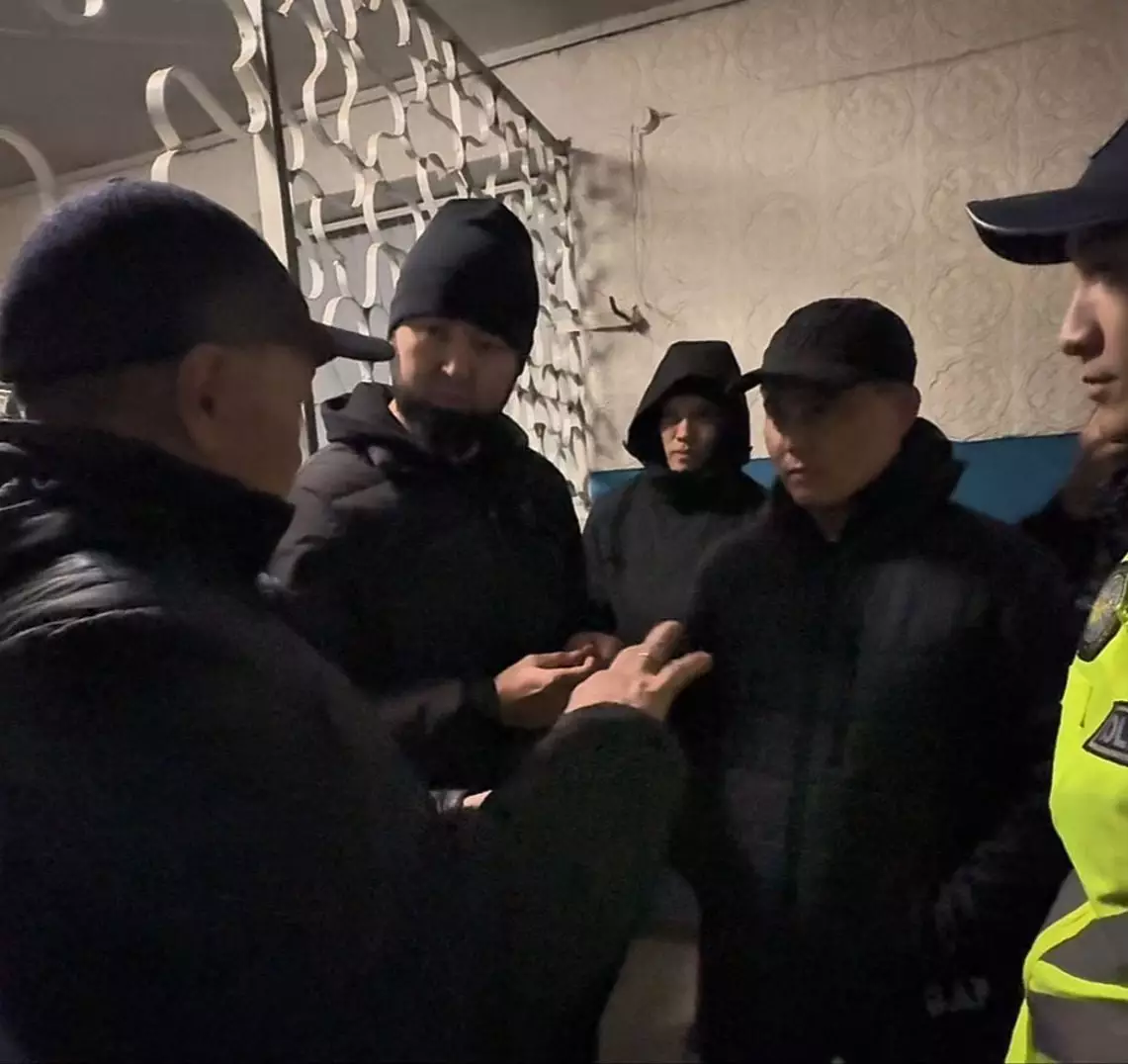 Қарағанды: #суррогат рейді кезінде қырандар полициямен бірлесіп 30 литр заңсыз алкоголь тәркіледі
