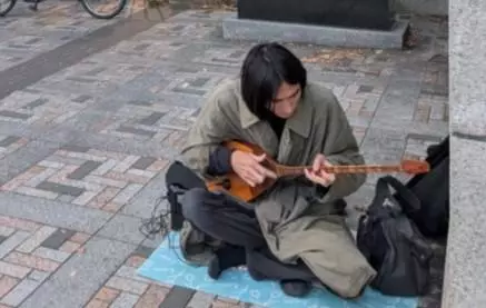 Жапон жігіті Токионың қақ ортасында домбыра шертіп таң қалдырды