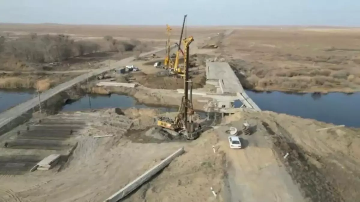 "Қандыағаш – Ырғыз" тас жолында су тасқынынан зақымданған көпір қайта жөнделіп жатыр