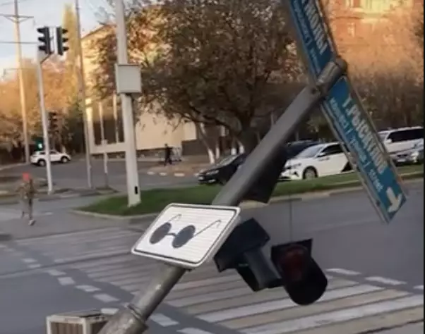 Шымкенттің қақ ортасында бағдаршам құлады: тұрғындар қауіпсіздікке алаңдаулы