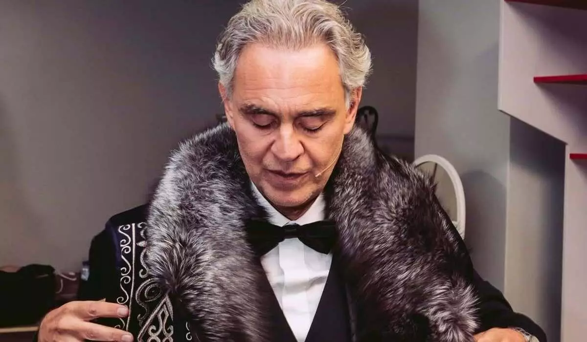 Әйгілі Андреа Бочелли қазақтың шапанын киді