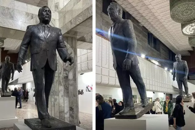 «Құлаған Назарбаев» мүсінін ресейліктер сатып алды