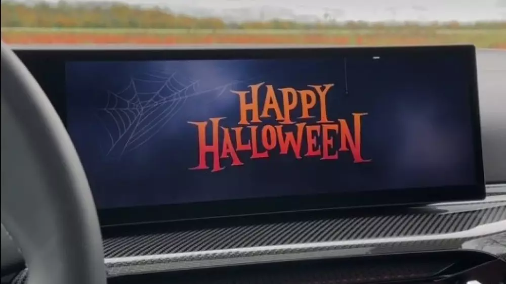 BMW поздравила владельцев с Хеллоуином прямо через дисплей