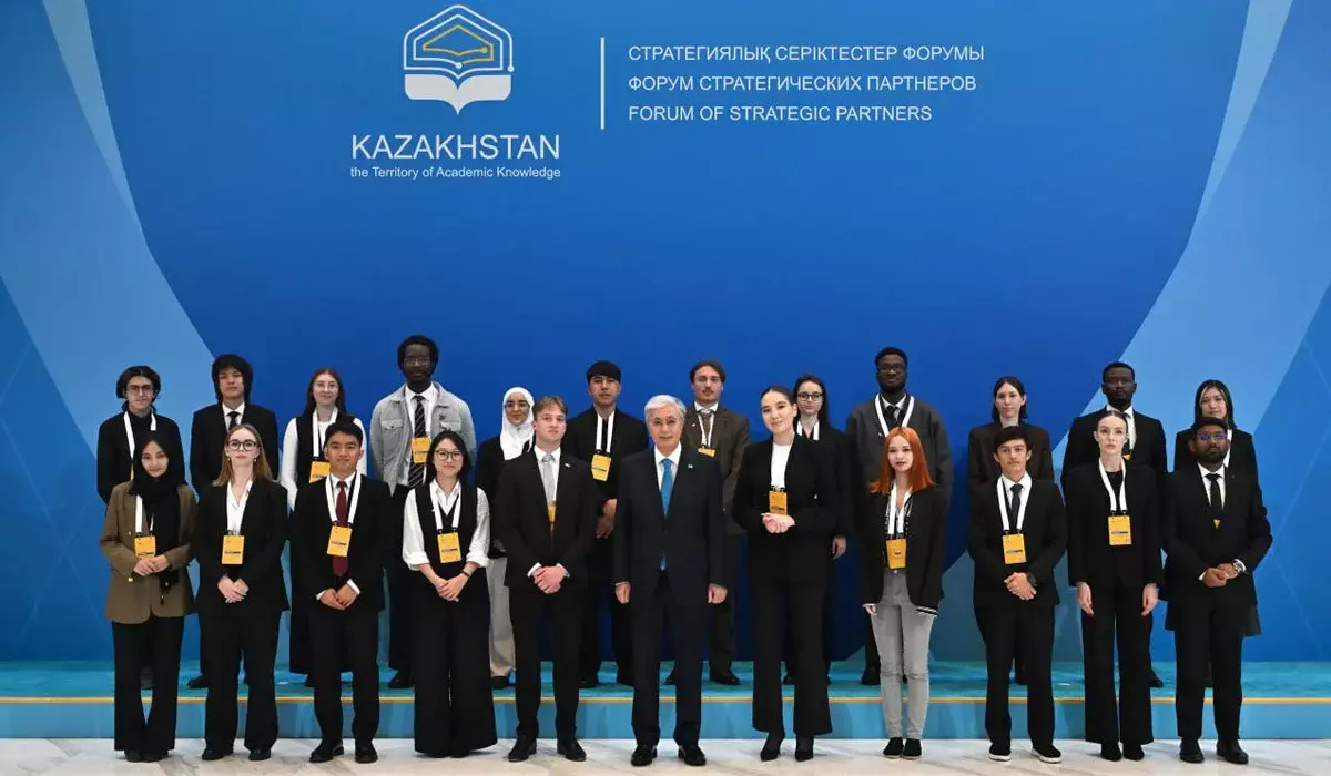 Президент елімізде оқып жүрген шетелдік жастармен кездесті