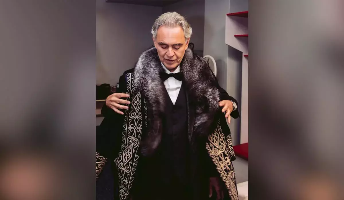 Легендарный Андреа Бочелли примерил казахский шапан