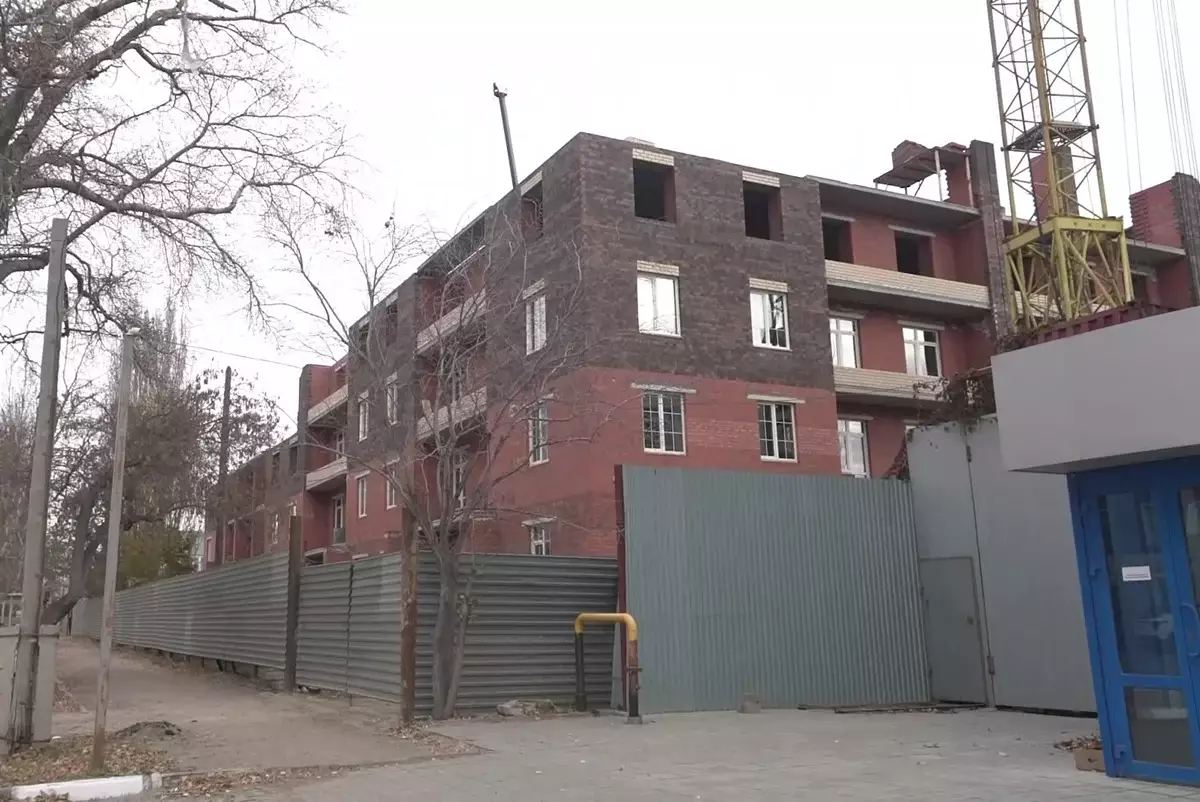 Нарушили нормы: в центре Костаная строят многоэтажный дом без разрешительных документов